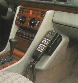Mercedes W124 mit Motorola 451 C-Netz Werkseinbau Autotelefon